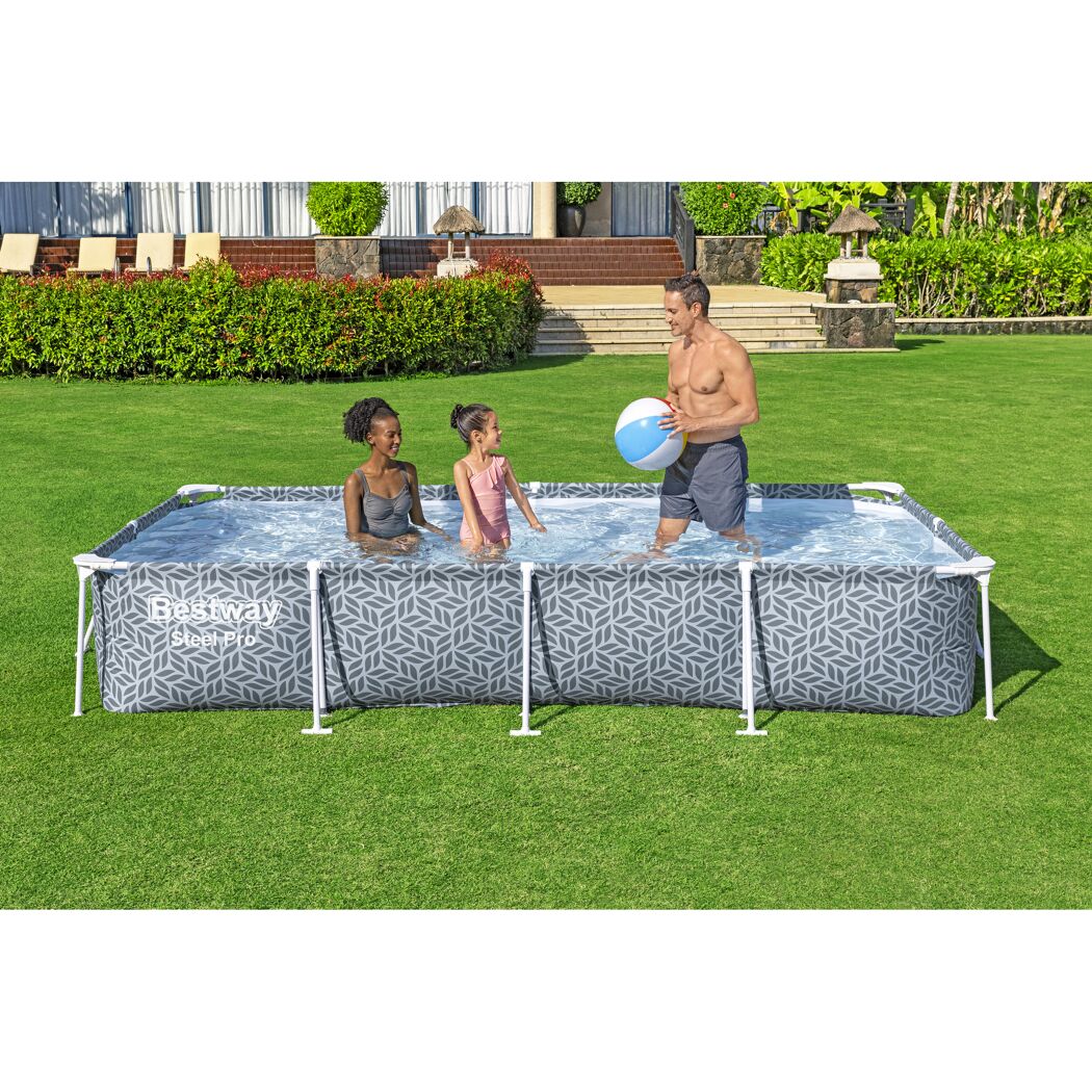 Familie im aufblasbaren Gartenpool
