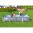 Familie im aufblasbaren Gartenpool