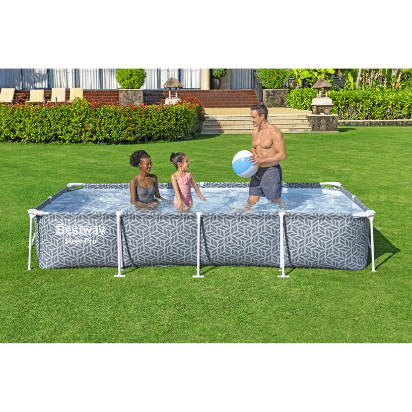 Familie im aufblasbaren Gartenpool