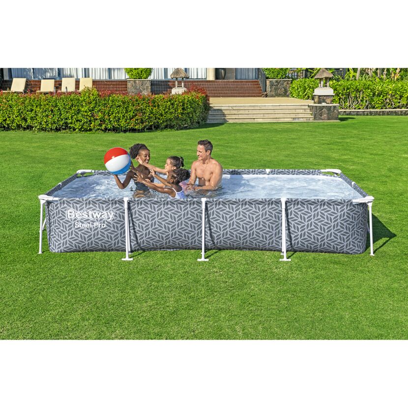 Familie im aufstellbaren Pool
