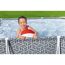 Kind mit Ball im Pool