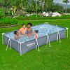 Familie im Aufstellpool