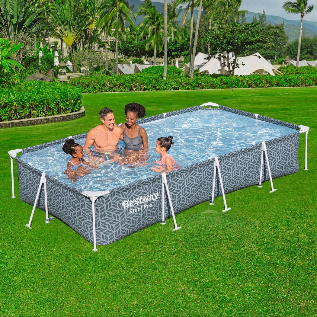 Familie im Aufstellpool