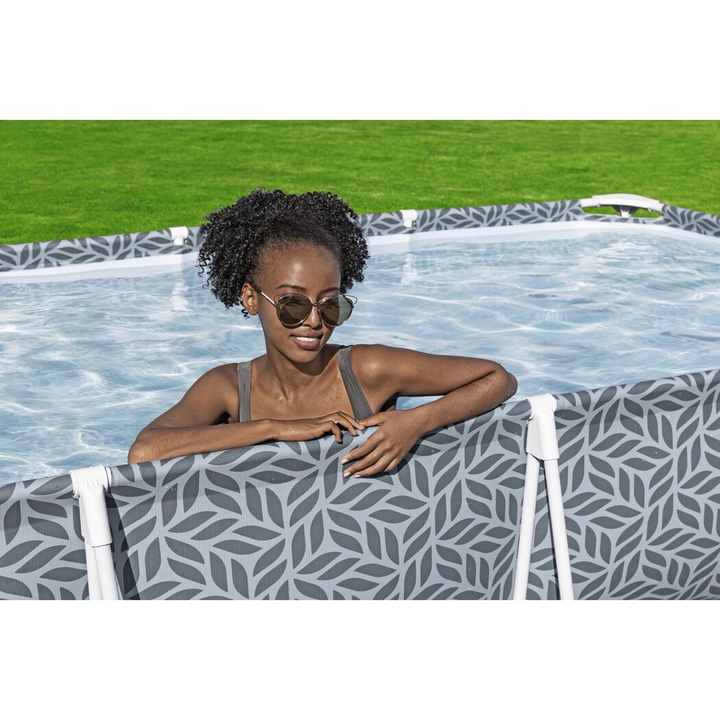 Person lehnt im Pool