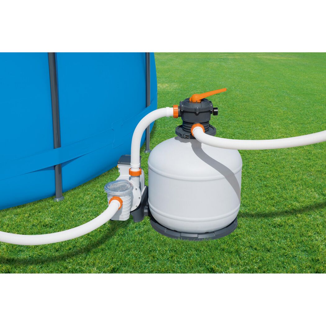 Sandfilteranlage mit Filterpumpe und Schläuchen