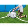 Person montiert Sandfilteranlage an Pool