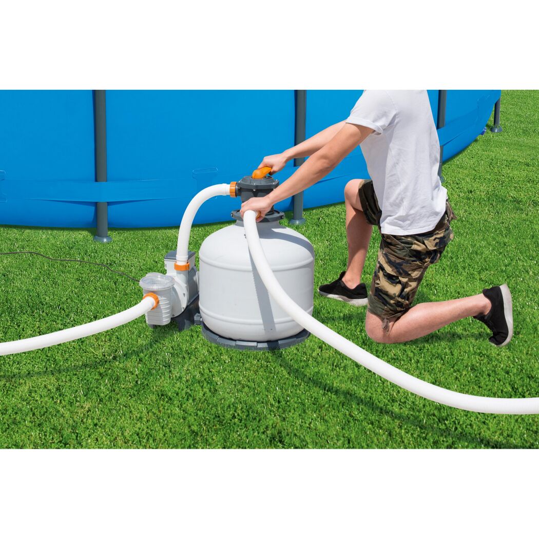 Person montiert Sandfilteranlage an Pool