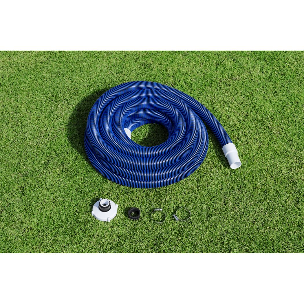 Blauer Poolschlauch und Zubehör