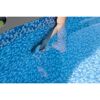 Hand reinigt Pool mit Kescher