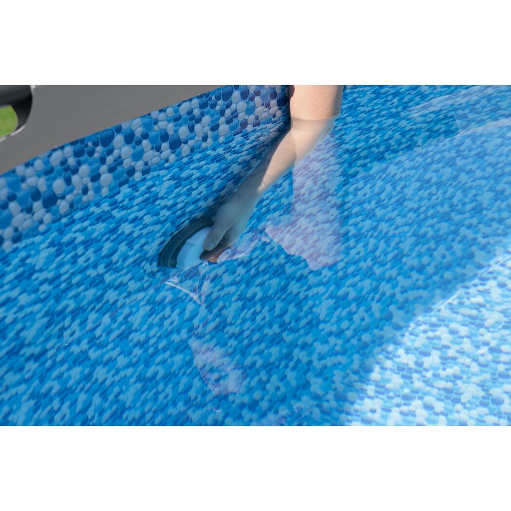 Hand reinigt Pool mit Kescher