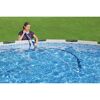 Person reinigt Pool mit Kescher