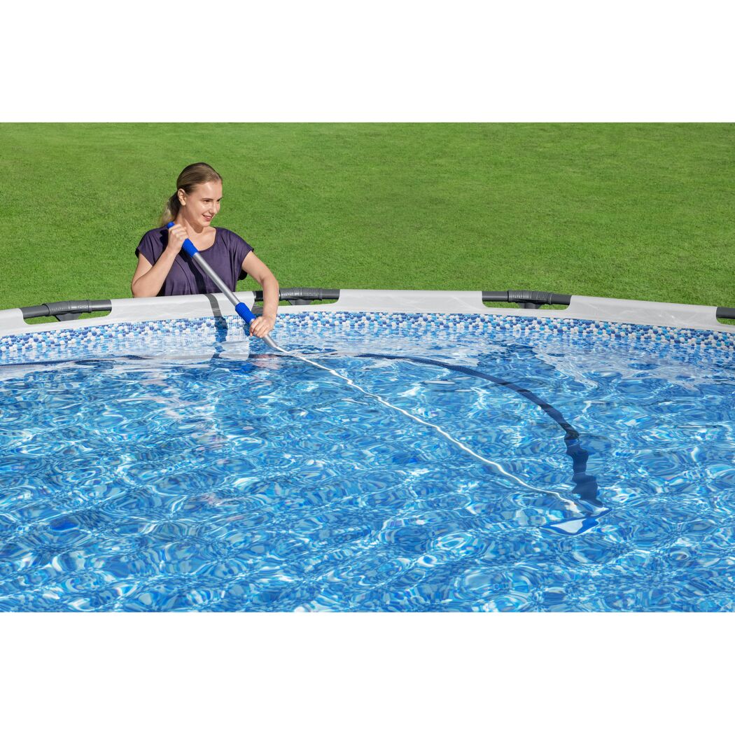 Person reinigt Pool mit Kescher