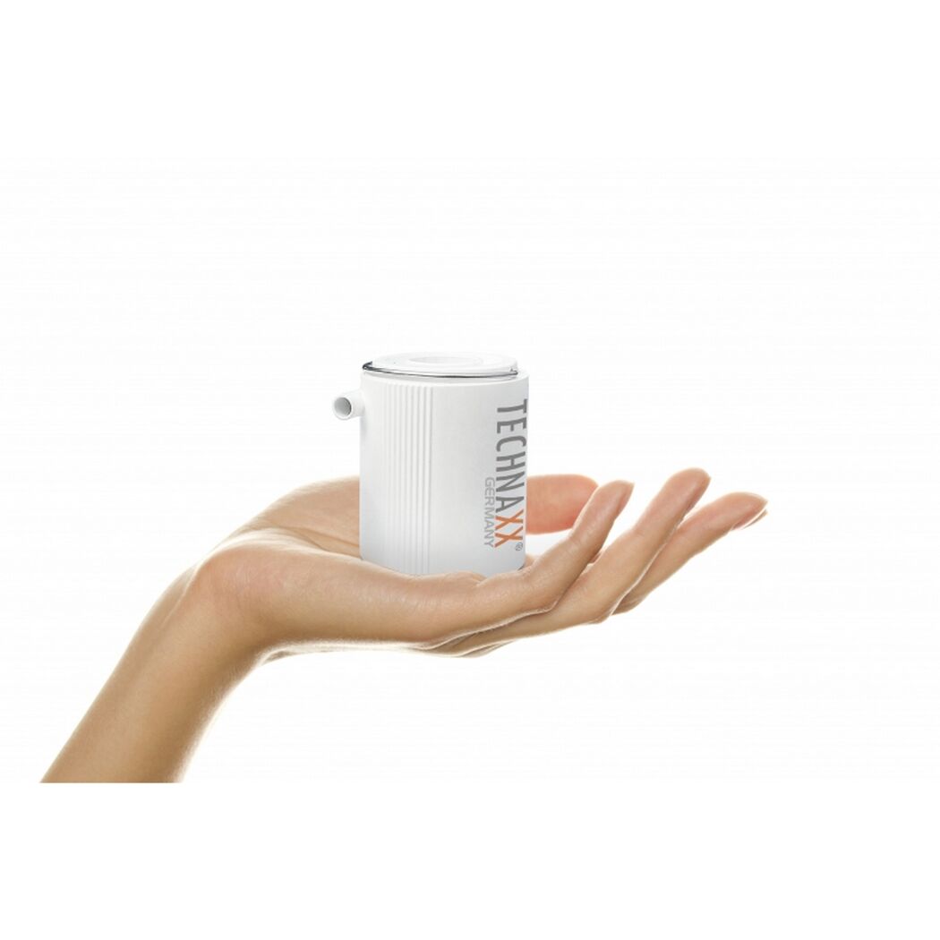 Hand hält Mini-Akku-Luftpumpe