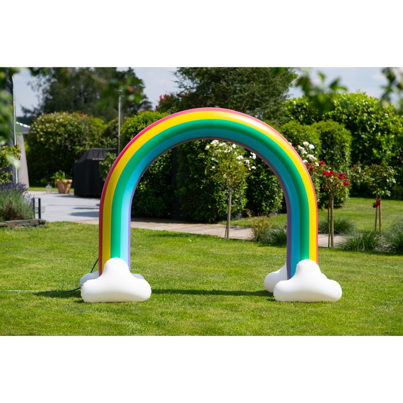 Aufblasbarer Regenbogen auf Rasen