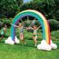 Kinder laufen durch einen aufblasbaren Wassersprüh-Regenbogen
