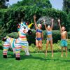 Drei Kinder spielen mit einem aufblasbaren Zebra-Sprinkler.