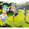 Zwei Kinder spielen mit aufblasbarem Zebra-Sprinkler