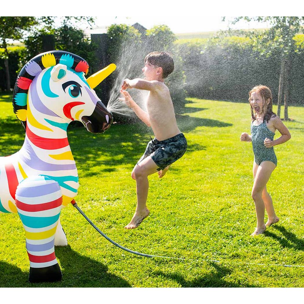 Zwei Kinder spielen mit aufblasbarem Zebra-Sprinkler