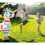 Zwei Kinder spielen mit aufblasbarem Zebra-Sprinkler