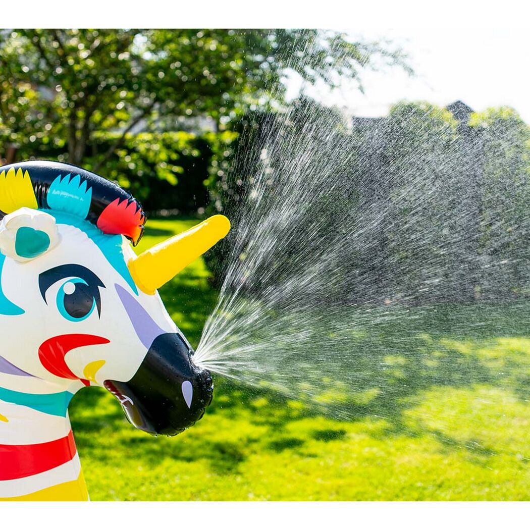 Zebraförmiger Wassersprinkler sprüht Wasser
