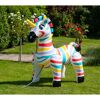 Aufblasbares Zebra mit buntem Streifenmuster
