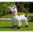 Aufblasbares Zebra mit buntem Streifenmuster