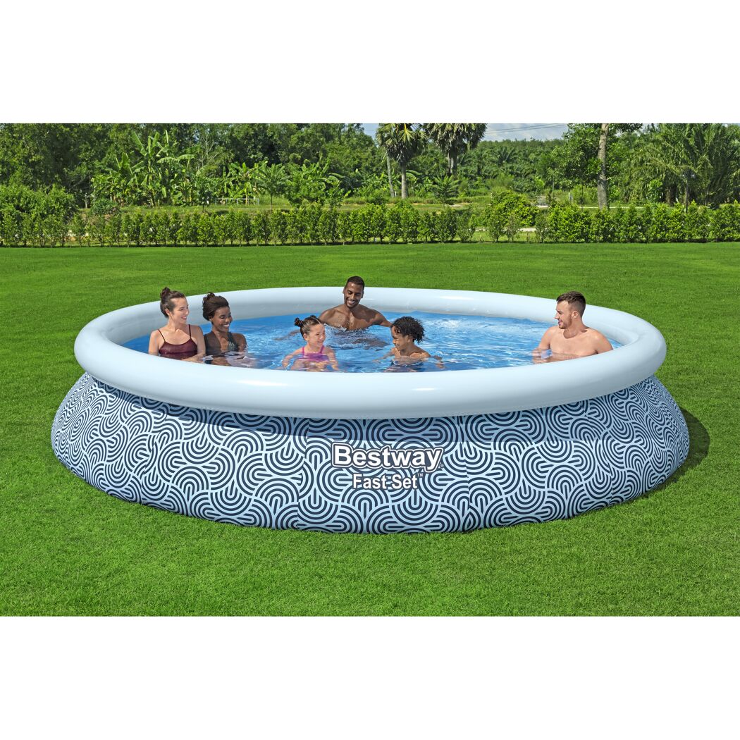 Sechs Personen in einem Aufstellpool