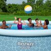Fünf Personen spielen im Aufstellpool