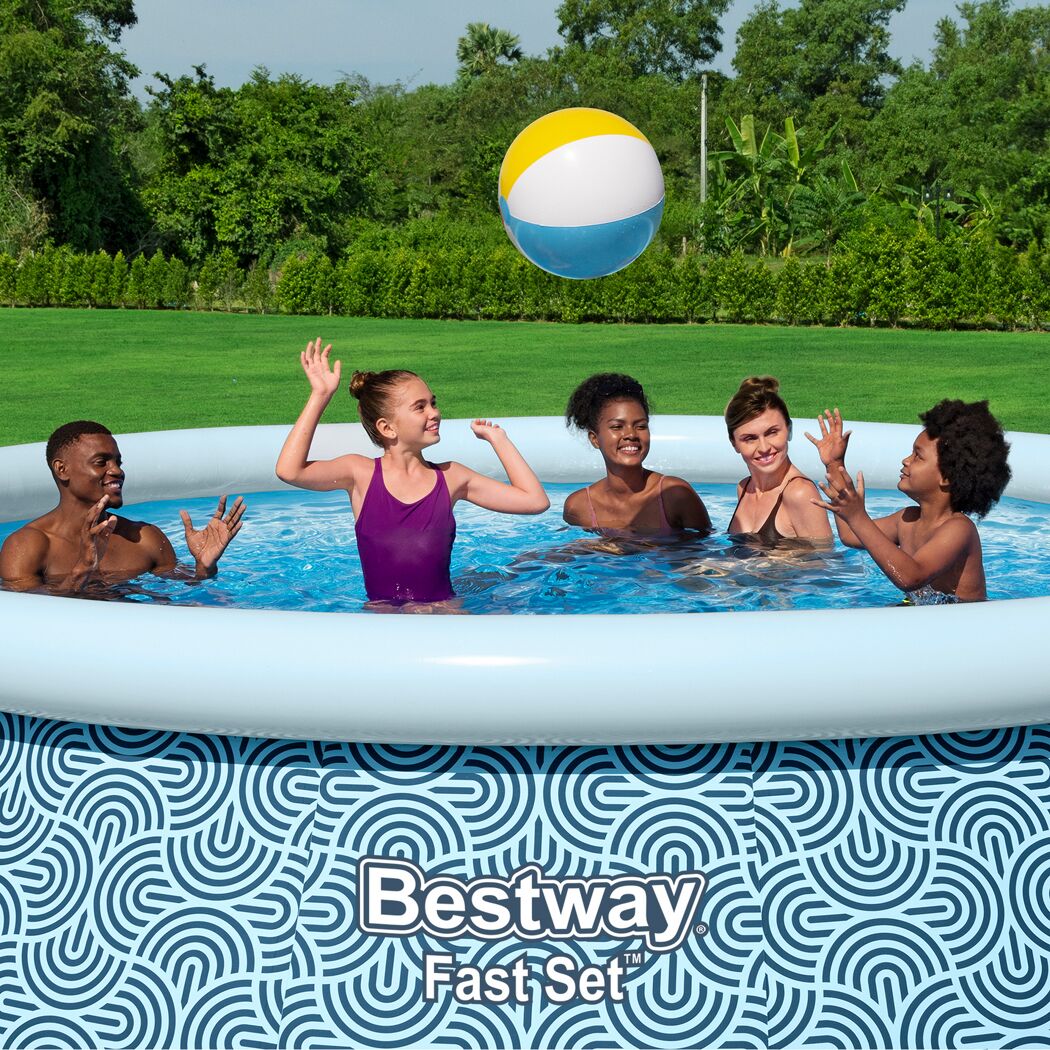 Fünf Personen spielen im Aufstellpool