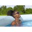 Person mit Sonnenbrille im Pool