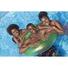 Familie im Pool mit Schwimmring