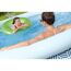 Zwei Personen im Planschbecken, eine mit Schwimmring