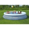 Familie spielt in einem Aufstellpool