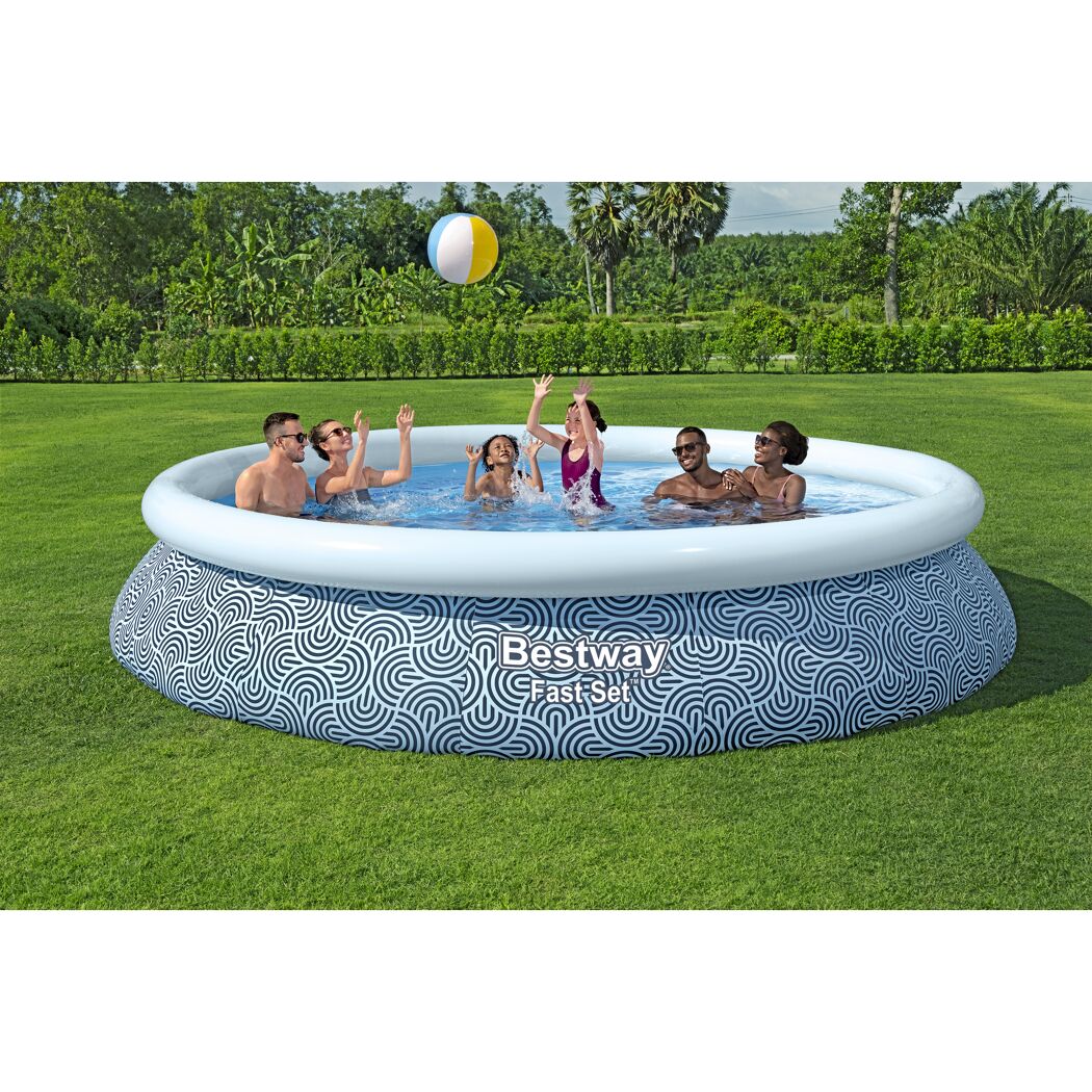 Familie spielt in einem Aufstellpool