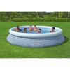 Familie im aufblasbaren Pool