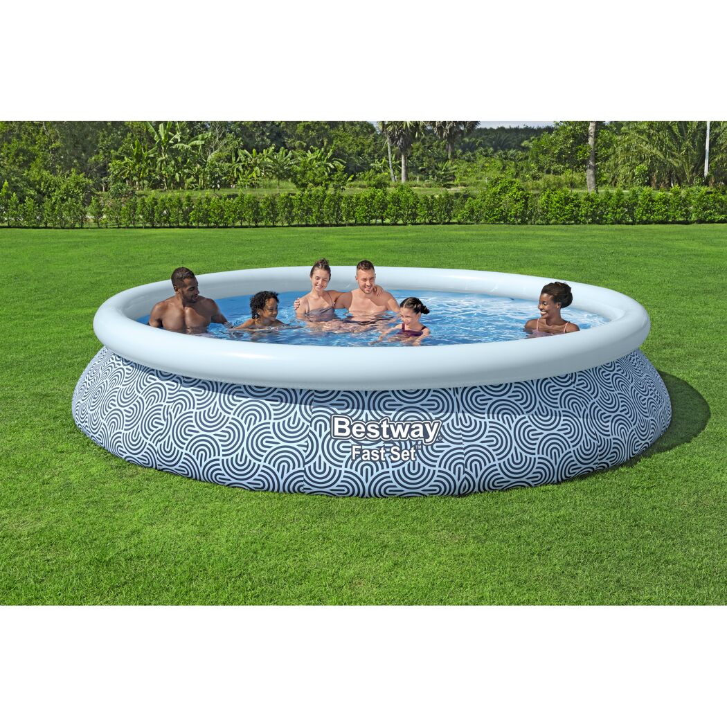 Familie im aufblasbaren Pool