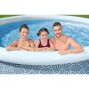 Familie im Aufstellpool