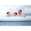 Familie im Planschbecken