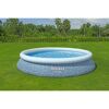 Aufstellpool auf grünem Rasen
