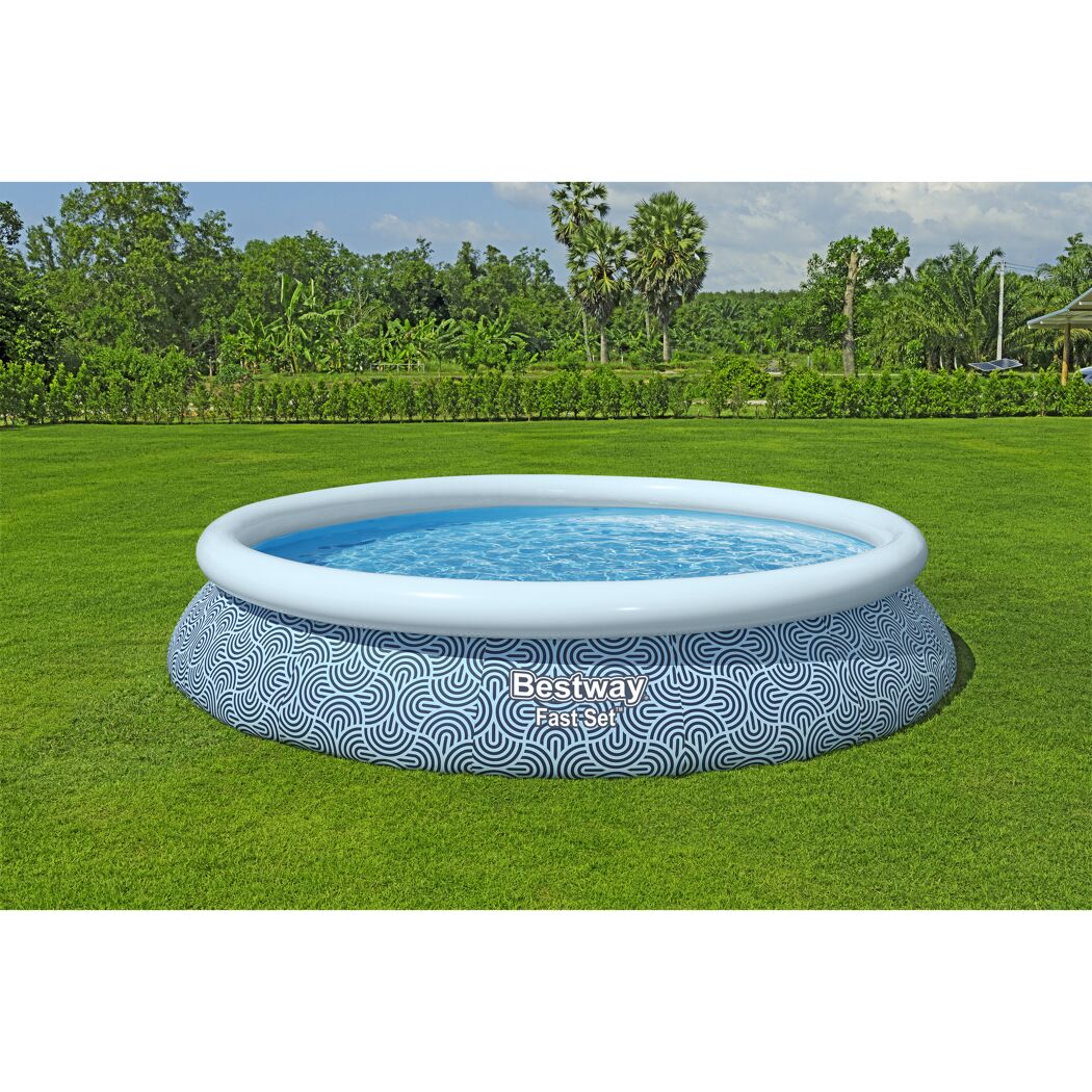 Aufstellpool auf grünem Rasen