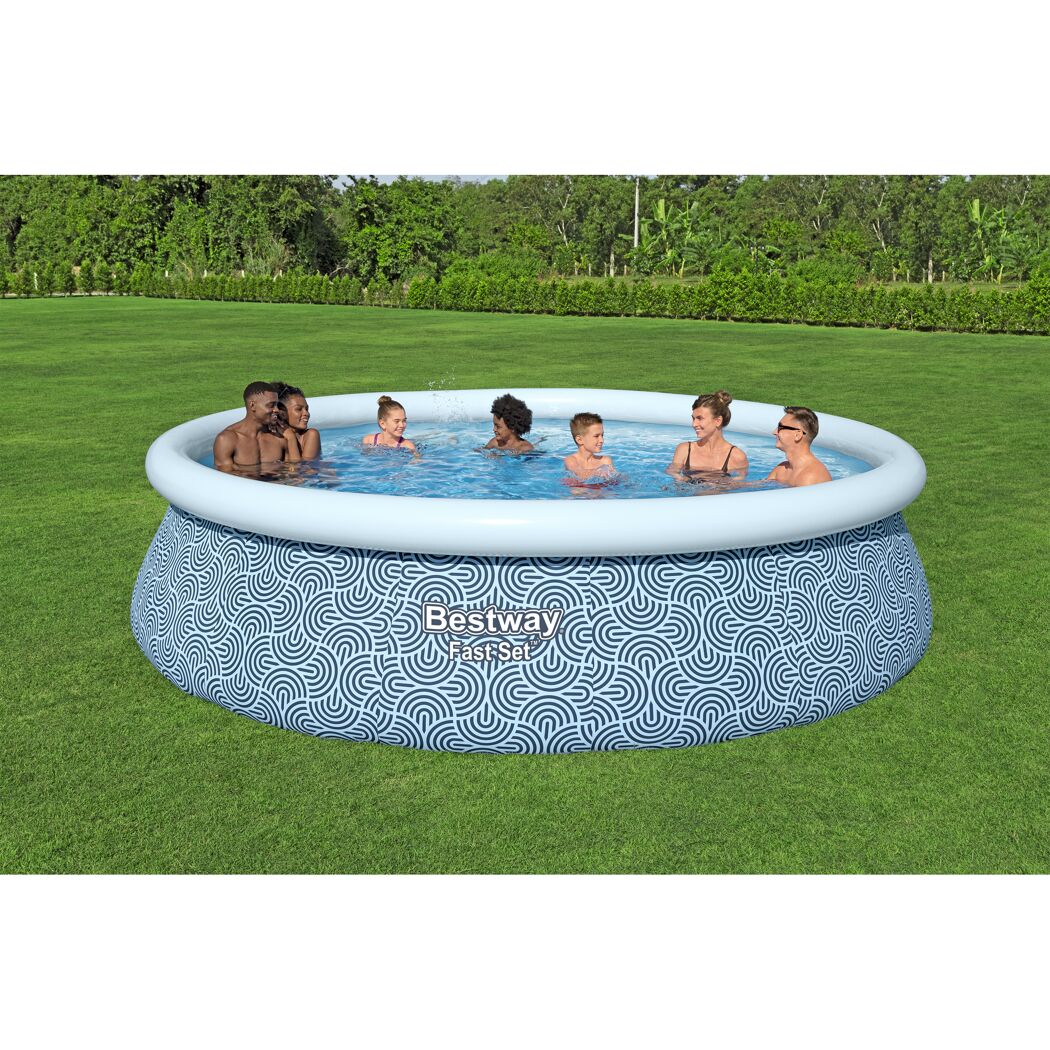 Sechs Personen in einem Aufstellpool