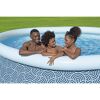 Familie im aufblasbaren Pool