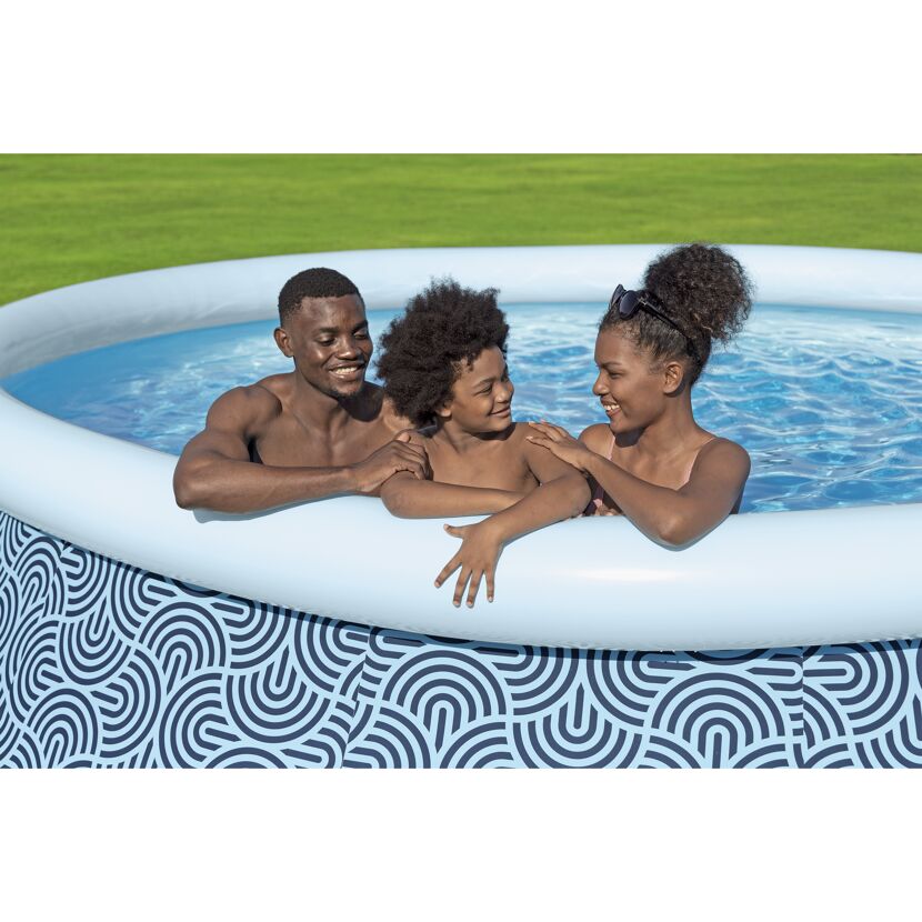 Familie im aufblasbaren Pool