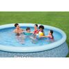 Personen im aufblasbaren Pool