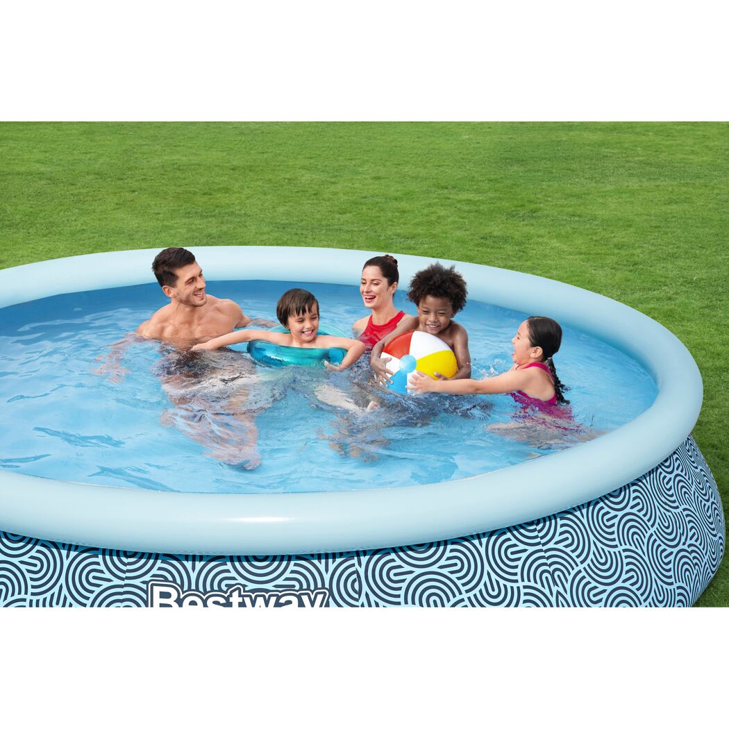 Personen im aufblasbaren Pool