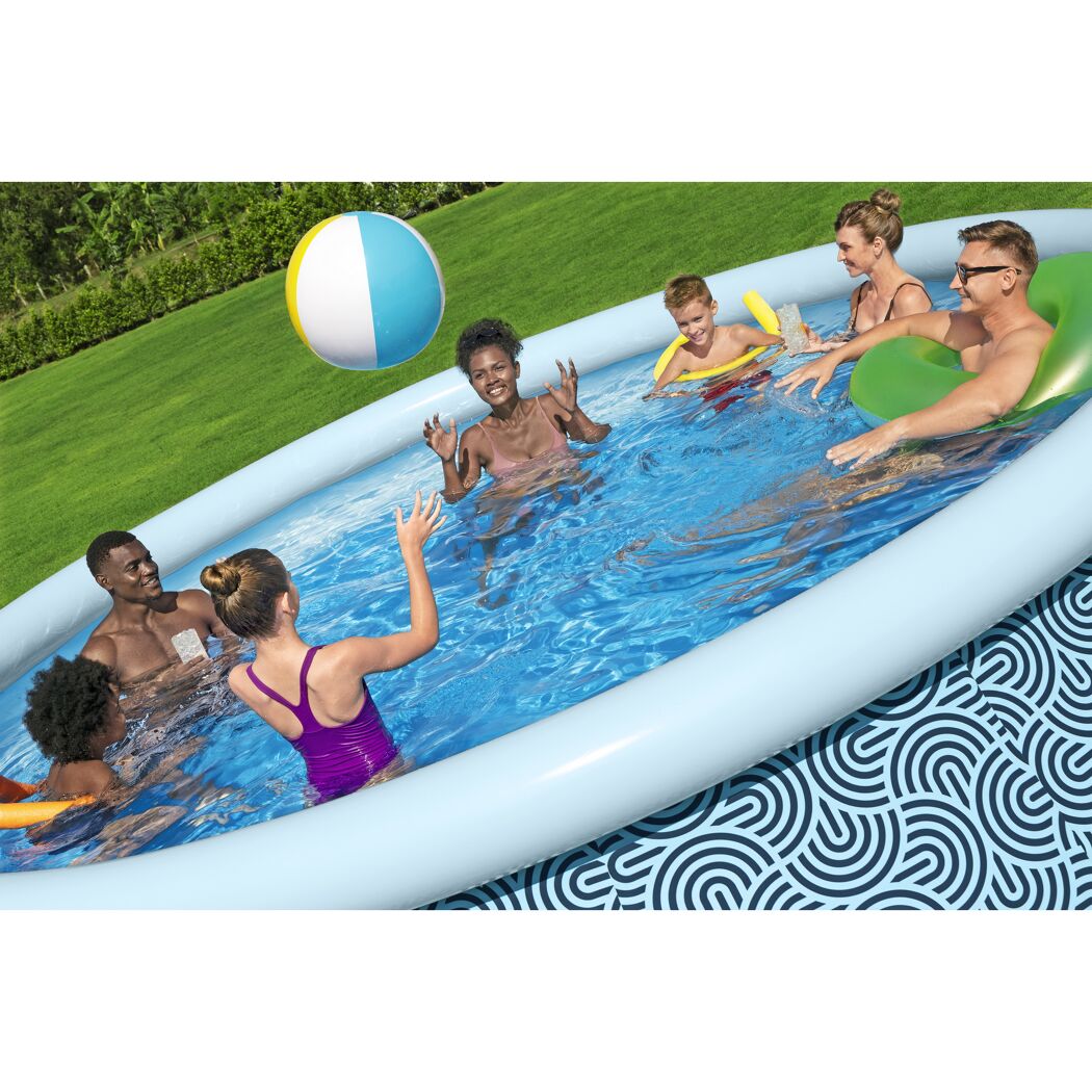 Personen spielen in einem Aufstellpool
