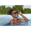 Person mit Sonnenbrille im Pool