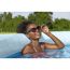 Person mit Sonnenbrille im Pool