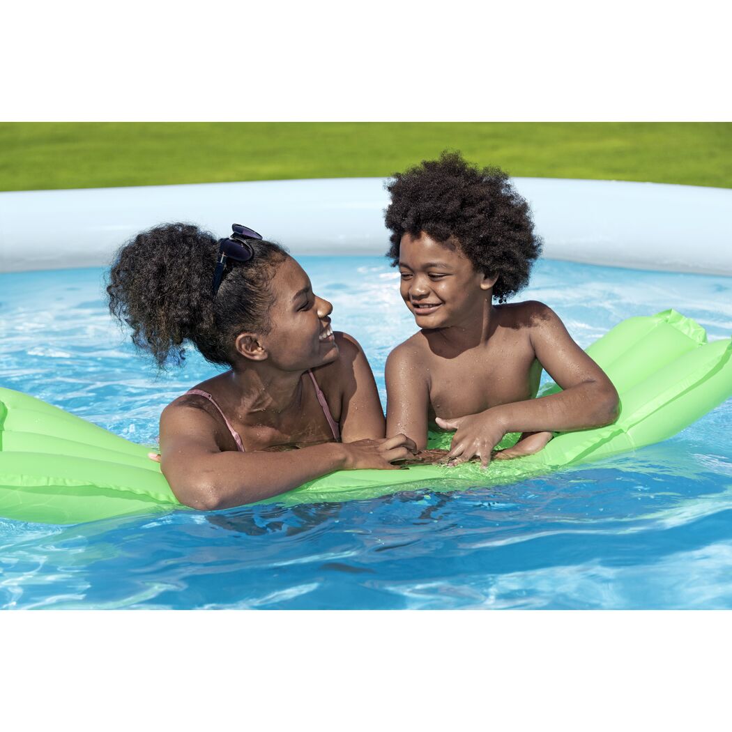 Zwei Personen auf Luftmatratze im Pool