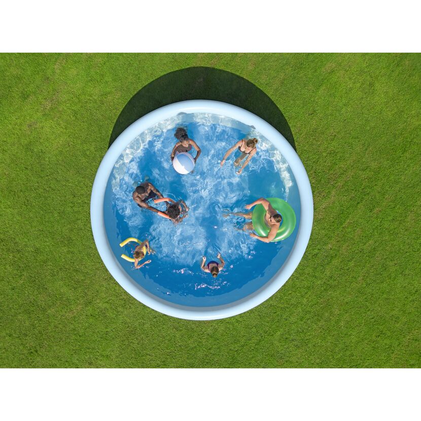 Personen im Aufstellpool